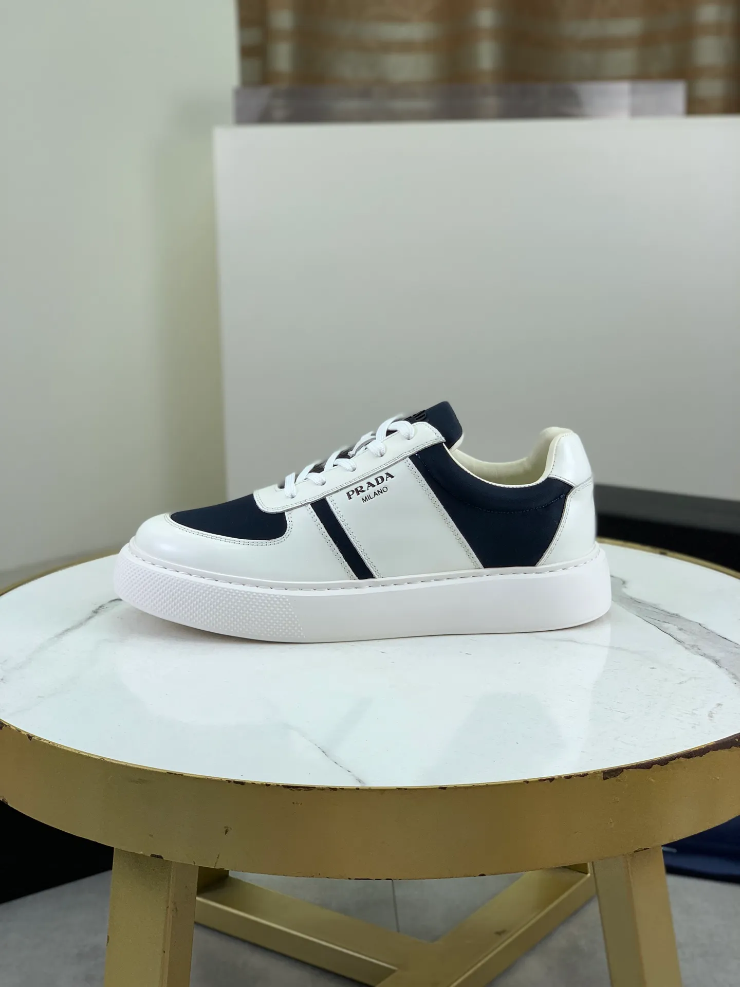 Factory price P660, top version, original order PRADA Prada's new casual sports shoes, original purchase, development and production, Prada men's classic series, technical breathable fabrics with cowhide, casual sports shoes, casual sports dad shoes, combined with high-tech breathable materials and cowhide, P's exclusive button decoration on the side. The outsole is full of P italic design and bright colors to show vitality and continue the brand design inspiration. Stroll around the city lightly and feel free and comfortable. Exquisite packaging at the delivery counter 🛍📦 ▪️Fabric: original custom pebbled calfskin ▪️Inner lining: cowhide lining ➕cowhide feet ▪️Outsole: molded PU+TPU material ▪️Sole thickness: 3.5CM ▪️Size: Men's 38-44 (45 can be customized) 2️⃣ colors available